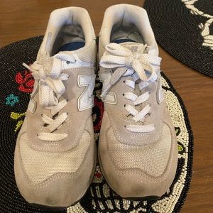 Women’s new balance. Great condition. Does need a little cleaning